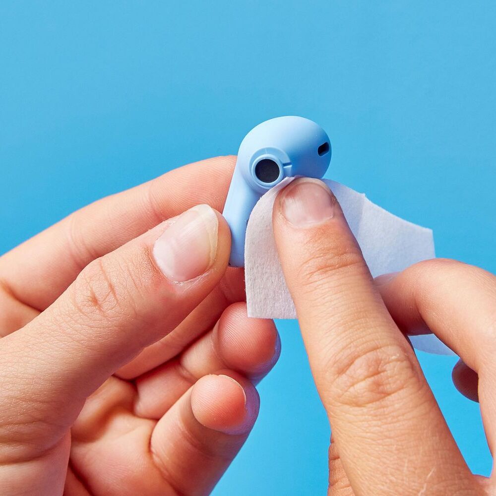 Alat memerlukan cinta: Cara membersihkan earbud anda dengan betul