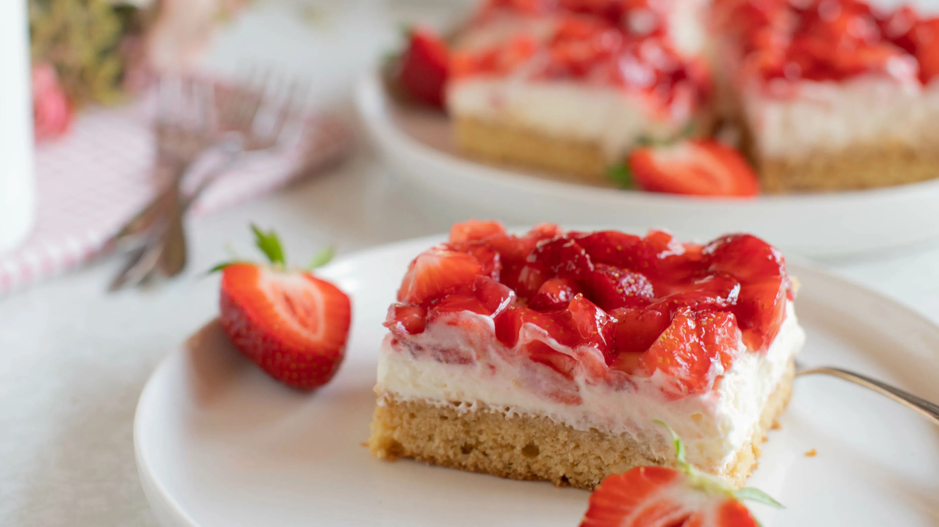 Tin Cake: Strawberry-Schmand สวรรค์ตัดเร็วเบาอร่อย!