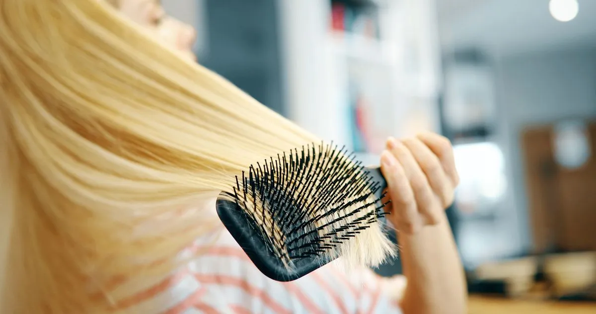 Sikat rambut yang brilian ini membersihkan dirinya sendiri 