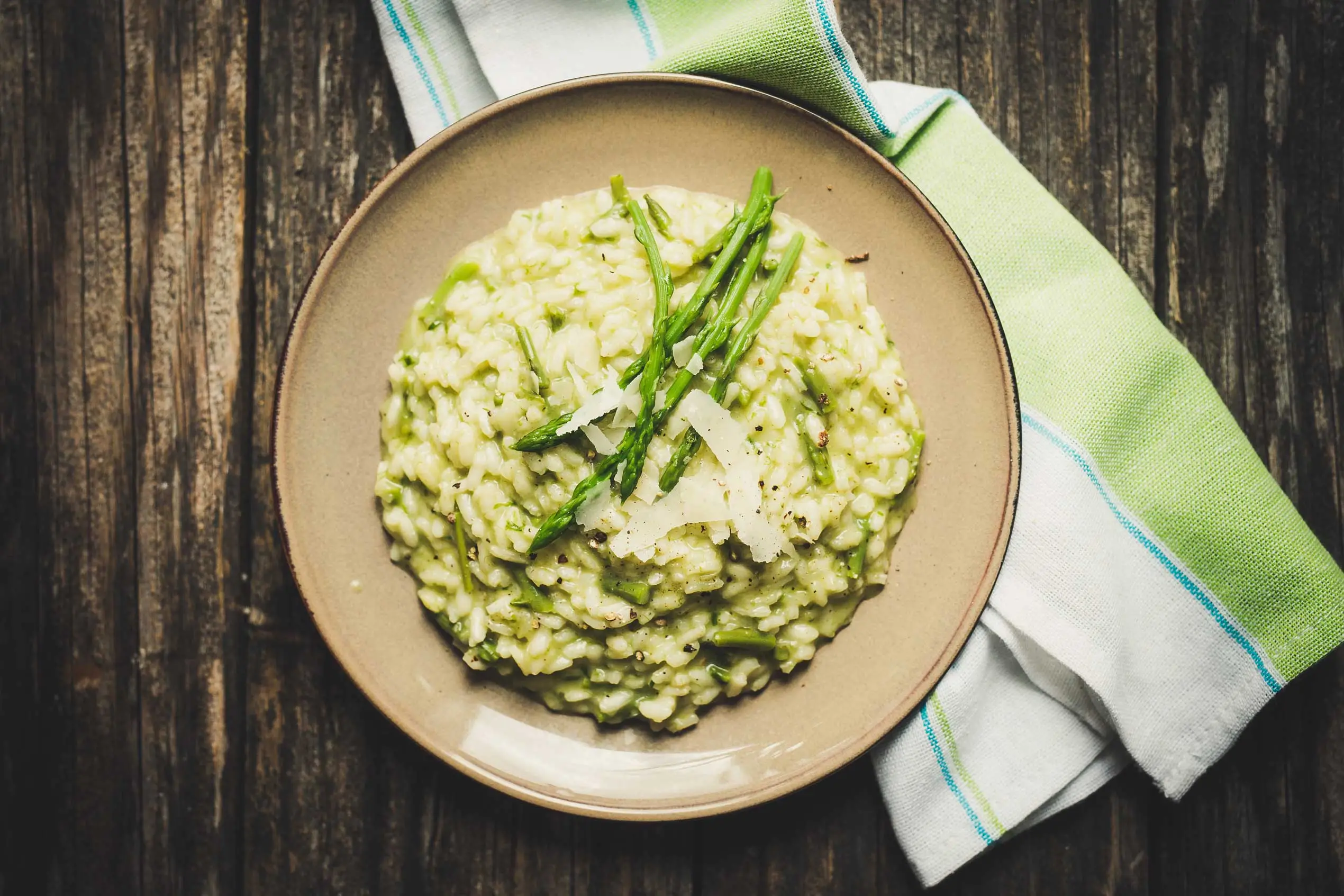 Risotto asparagus krim ini tidak boleh hilang di musim semi