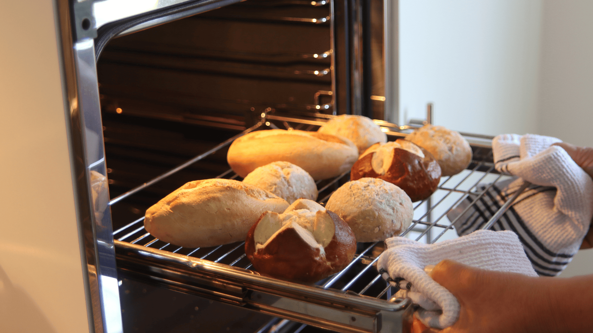 Simpan gulungan roti dari hari sebelumnya: dengan cara ini mereka rasa seperti segar dari baker